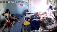 hack-camera-hai-vo-chong-tranh-thu-luc-con-ngu-vo-leo-len-cuoi-ngua.jpg